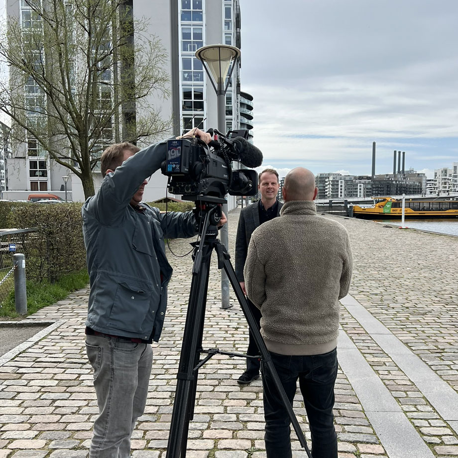 Direktør Morten Frihagen bliver interviewet.