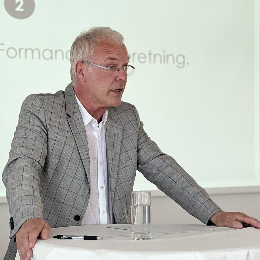 Formand Niels Techen.