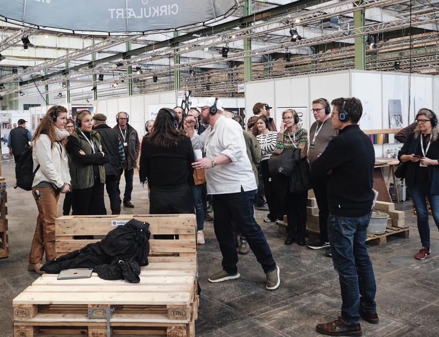 Håndværkere guides med hovedtelefoner og et glimt i øjet